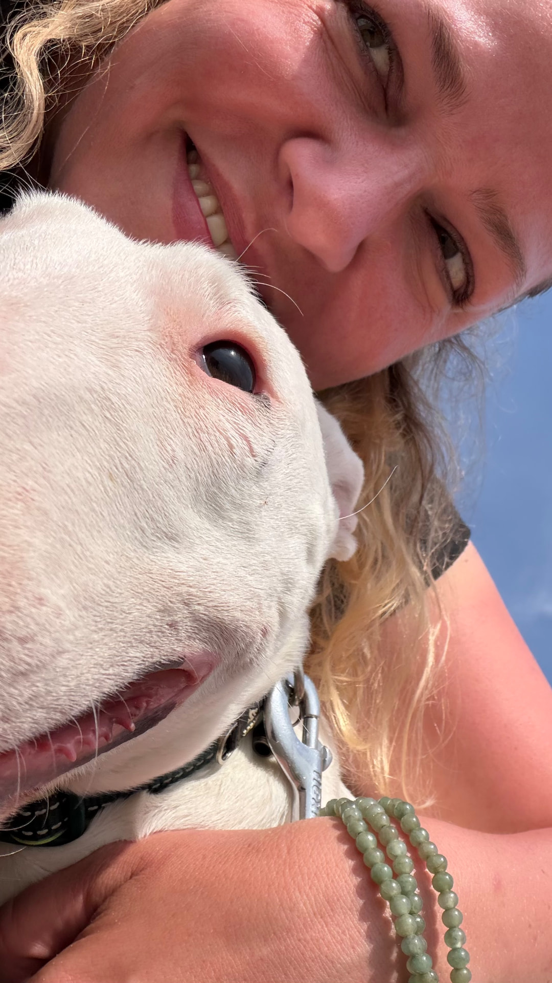Frieda kuschelt mit einem weißen Hund
